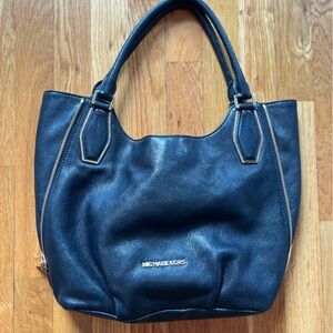 Michael Kors leather handbag. Wonderful condition, barely used. Black with gold